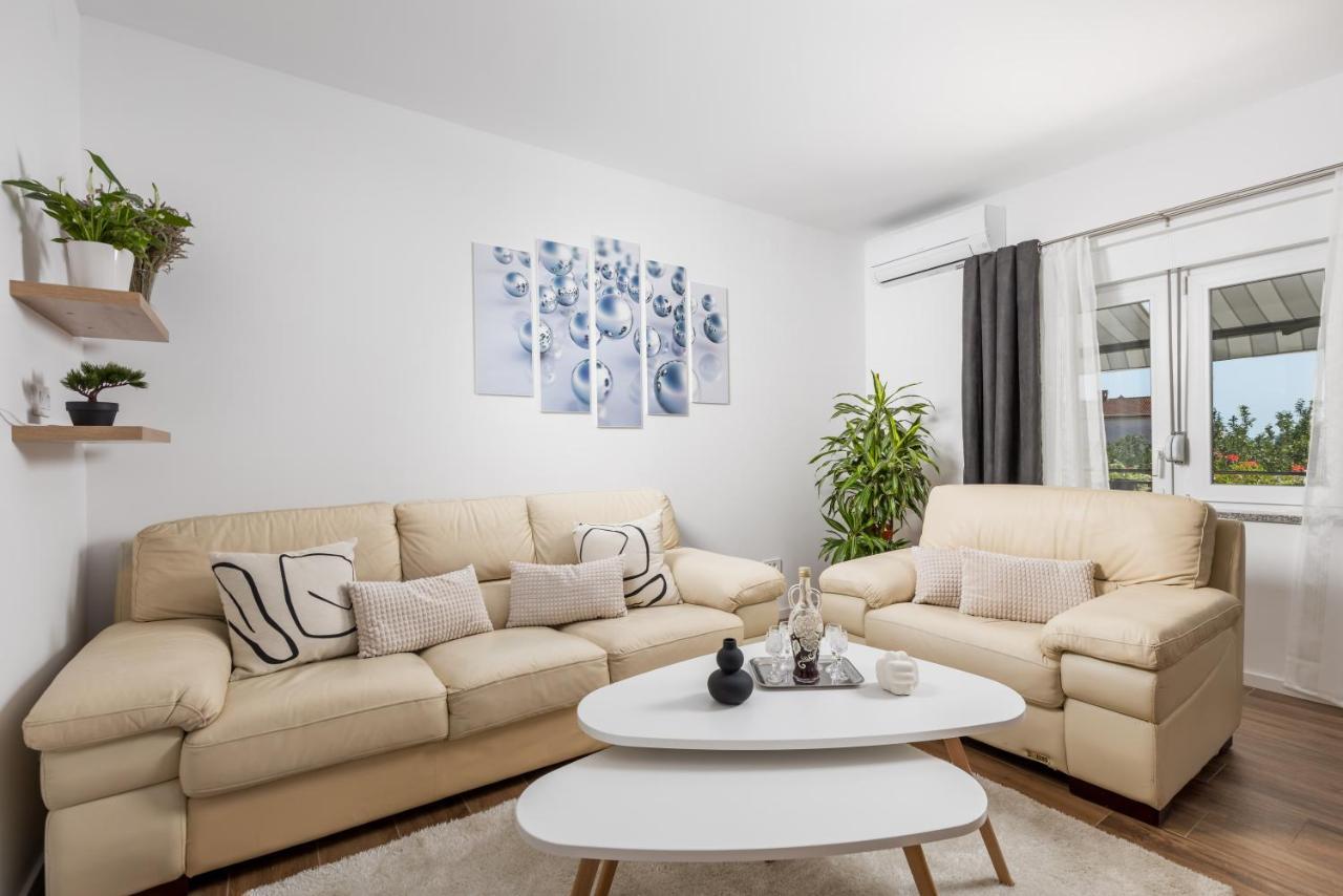 Apartment Flowers Kastav Exterior photo